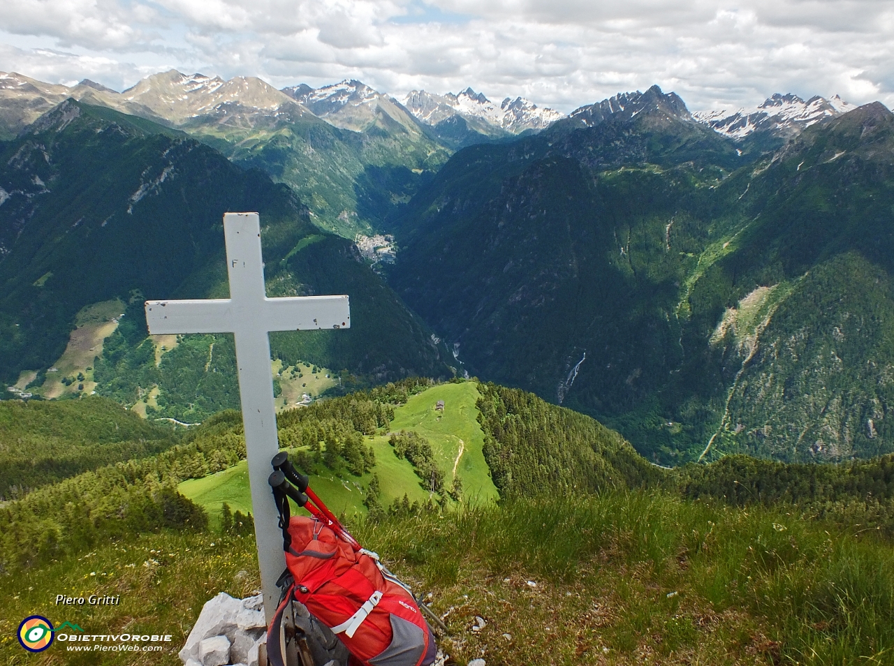 57 sulla sottostante Baita Croce Monte Colle....JPG